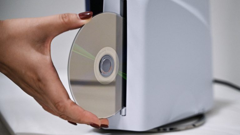 PlayStation 5 Konsollarında Fiziksel Disk Üretiminin Biteceğine Dair Uyarı Etiketleri Çıkmaya Başladı